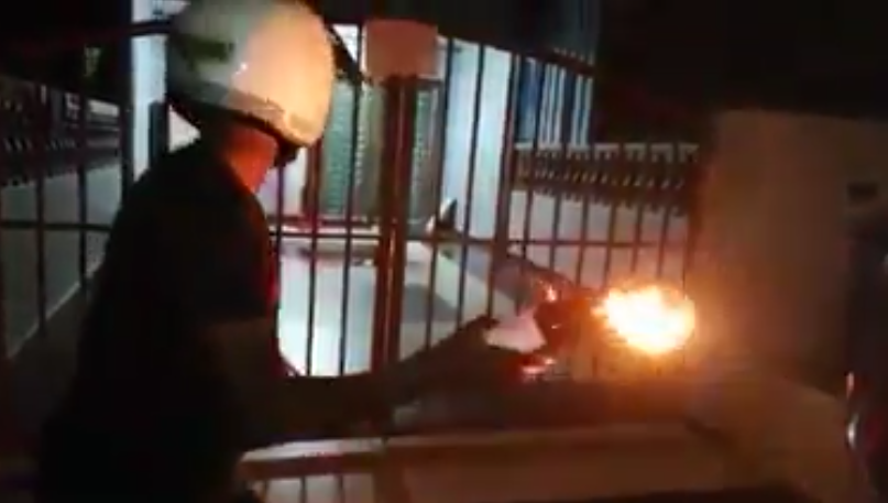 [VIDEO] Rumah Dibaling & Dibakar Guna Petrol Gara-Gara Tak Bayar Hutang?