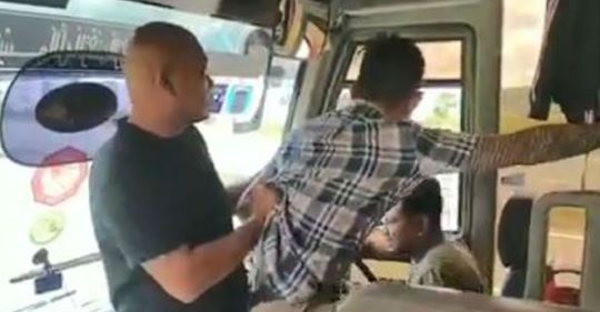 [VIDEO] Pukul, Tumbuk & Tendang Pemandu Bas Pelancong, Polis Tahan Reman 2 Lelaki