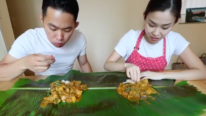 Bila Pasangan Jepun Cuba Resepi Kari Ayam Sugu Pavithra, Siap Makan Atas Daun Pisang