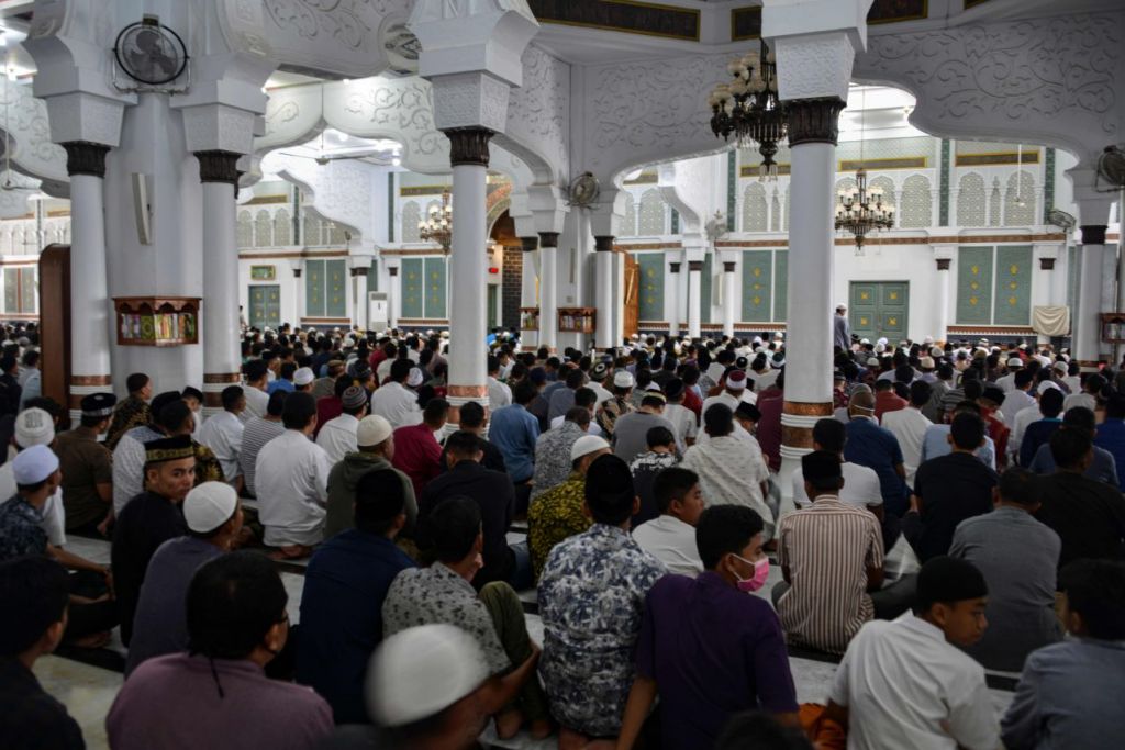Gara-Gara Solat Terawih Di Masjid, Satu Keluarga Di Indonesia Positif Covid-19