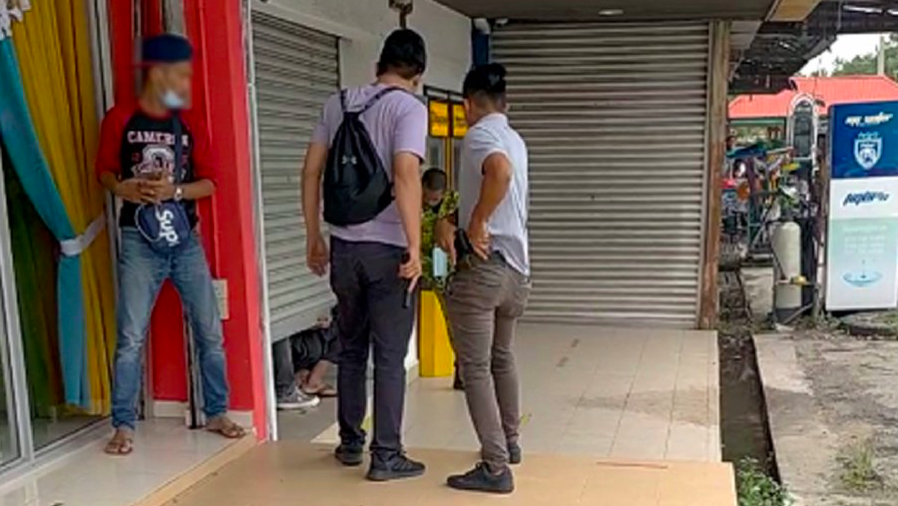 [VIDEO] Pelanggan Kongsi Detik Cemas Cubaan Rompak Bank Di Johor, Lelaki Maut Ditembak