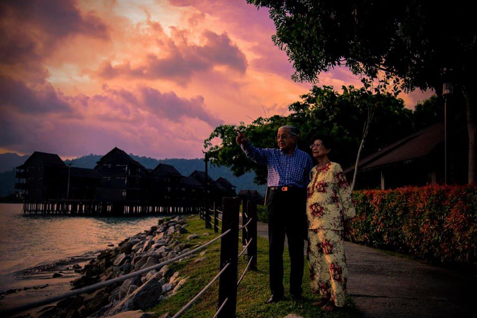 Kapsyen ‘Sweet’ Tun Mahathir Sempena Ulang Tahun Perkahwinan Ke-64