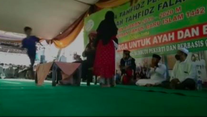 [VIDEO] Penceramah Indonesia Diserang, Ditikam Penonton Ketika Menyampaikan Ceramah