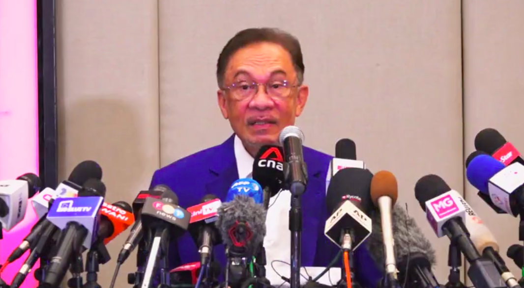 Anwar Ibrahim Sahkan Persembah Dokumen Sahih Sokongan Kepada Agong