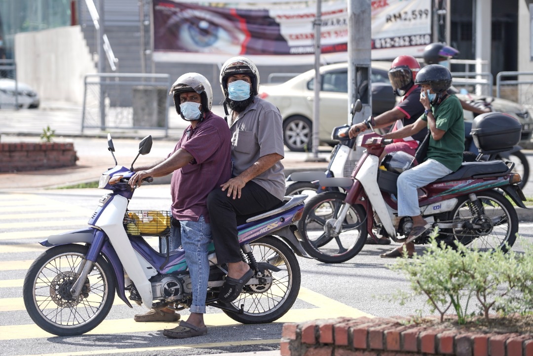 Buka ‘Mask’ Untuk Minum Air, Penunggang Motosikal Didenda RM1,000