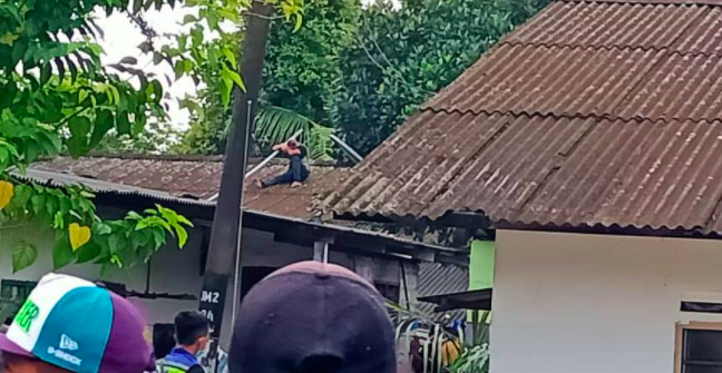 Takut Ditangkap Orang Kampung, Pencuri Duduk Atas Bumbung 6 Jam, ‘Dijemput’ Turun Guna Kren