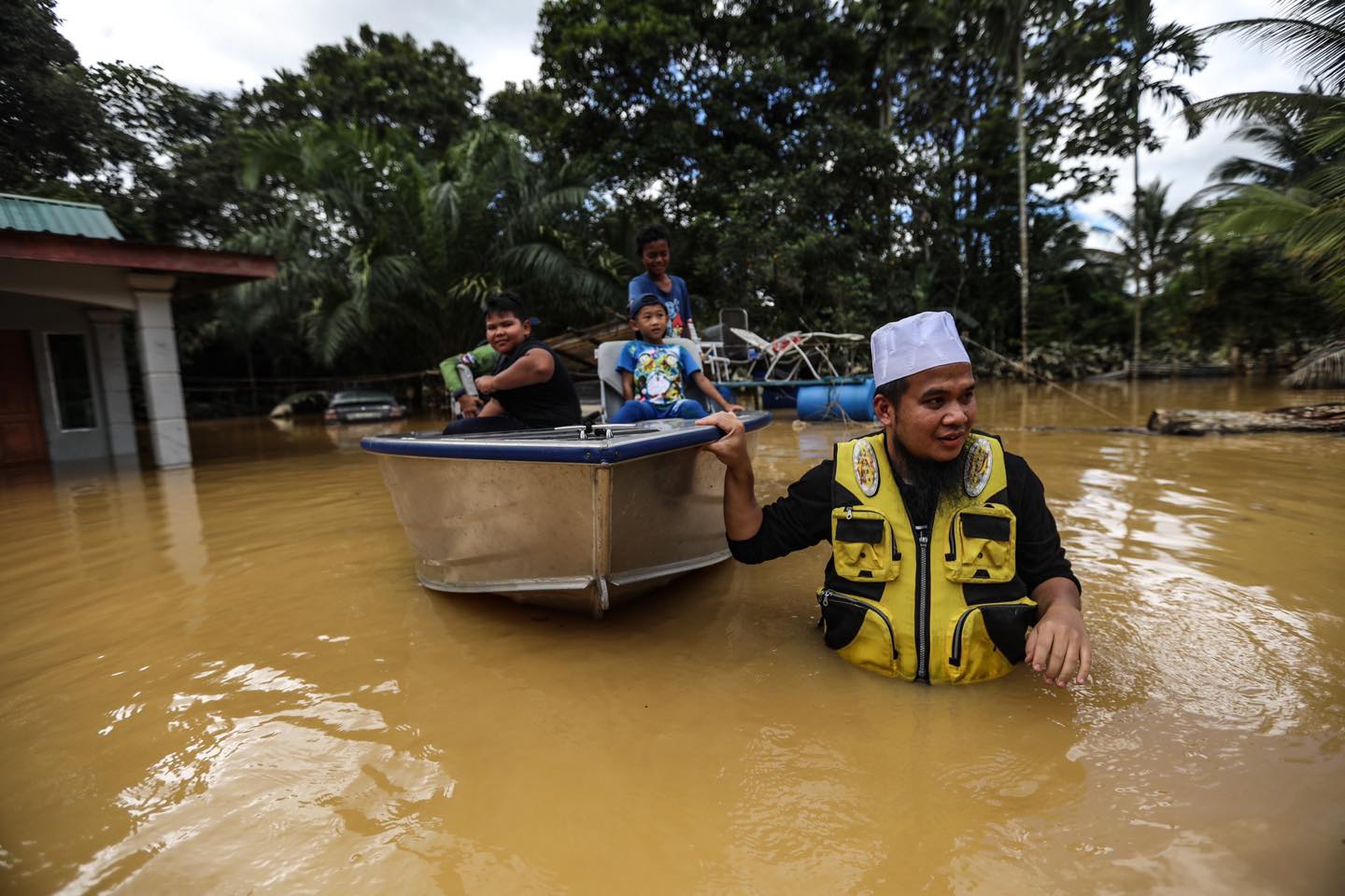 Dah 2 Hari ‘Turun Padang’, Ebit Lew Sumbang 1000 Baju & Telekung Kepada Mangsa Banjir