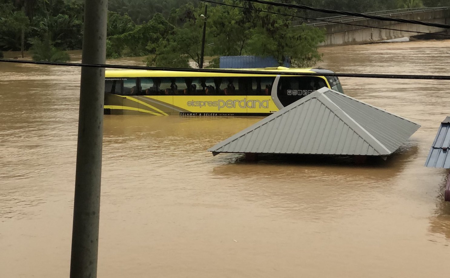 Bas ‘Sangkut’ Tengah Banjir, Nasib Baik Abang Bomba Cepat Sampai