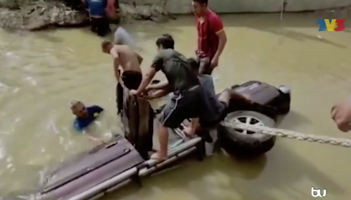 Rakaman Detik Cemas 9 Sekeluarga Maut Kereta Terjatuh Dalam Sungai Di Sarawak