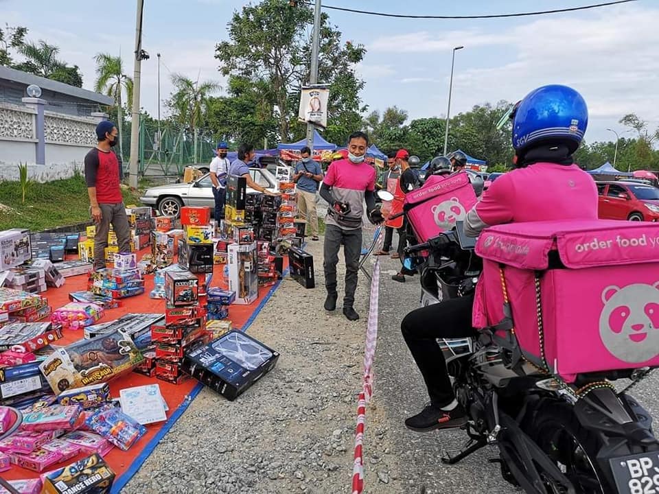 Netizen Puji Rider Bawa Geng ‘Support’ Penjual Mainan Tepi Jalan
