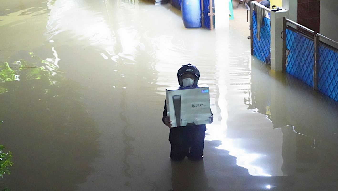 Lelaki Sanggup Redah Banjir Beli PS5 Untuk Anak