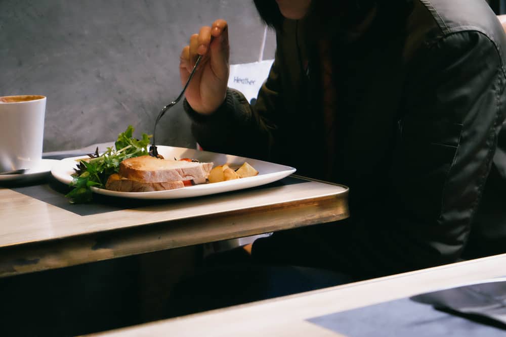 Wanita Cemas ‘Diganggu’ Warga Asing Masa Makan Sendirian Di KLCC, Bila Minta Tolong Semua Tak Layan!