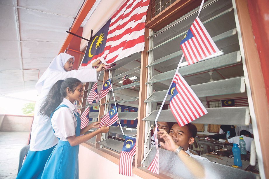5 Perkara Yang Orang Malaysia Buat Bila Masuk Bulan Merdeka! Hias Kelas Tu Paling Best! 