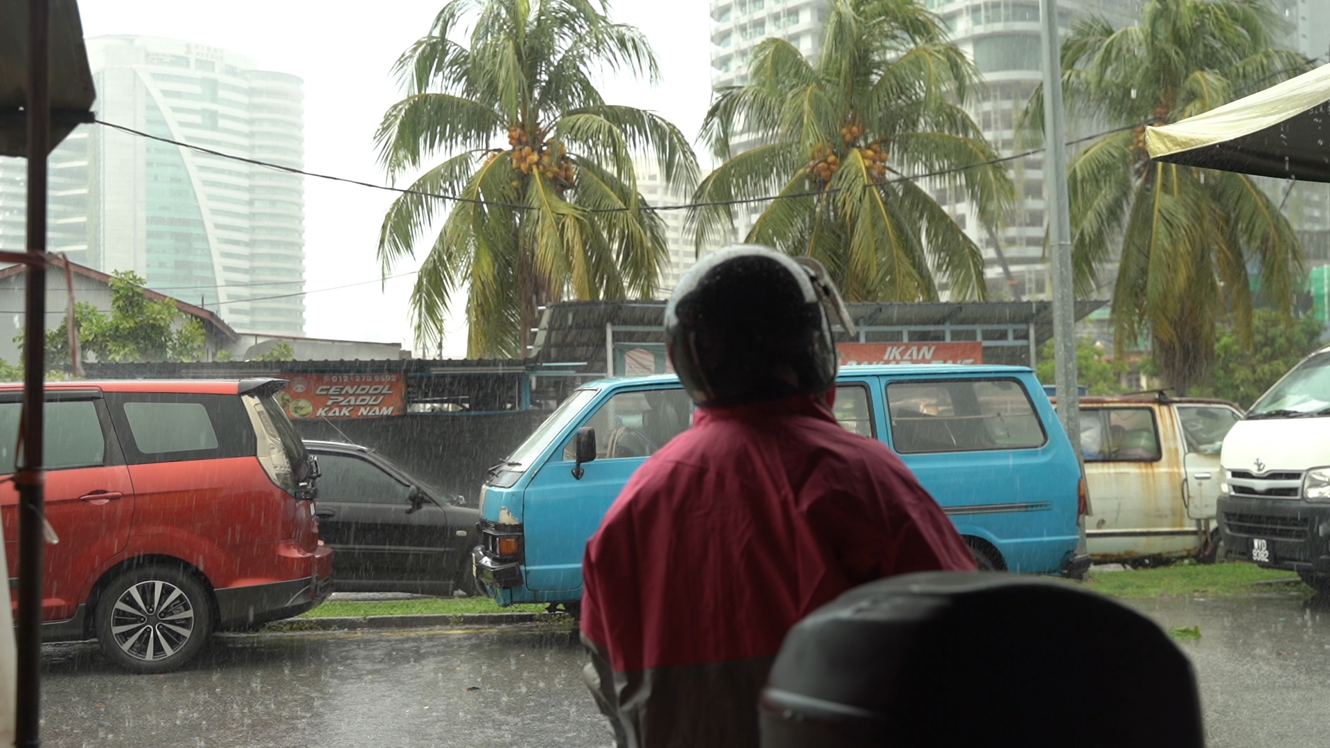 [VIDEO] ‘Rider’ Wanita Ini Sahut Cabaran Redah Hujan Lebat Untuk Hantar Makanan!