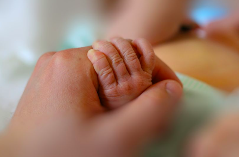 Doktor Terkejut Bayi Disahkan Meninggal Dunia Ketika Lahir Hidup Semula Sebelum Dikebumi