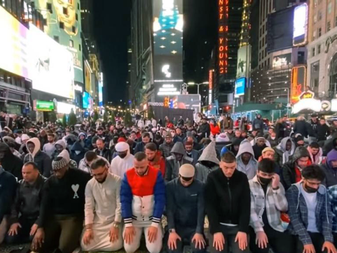 Ribuan Muslim Amerika Syarikat Hadir Solat Tarawih Di Times Square New York