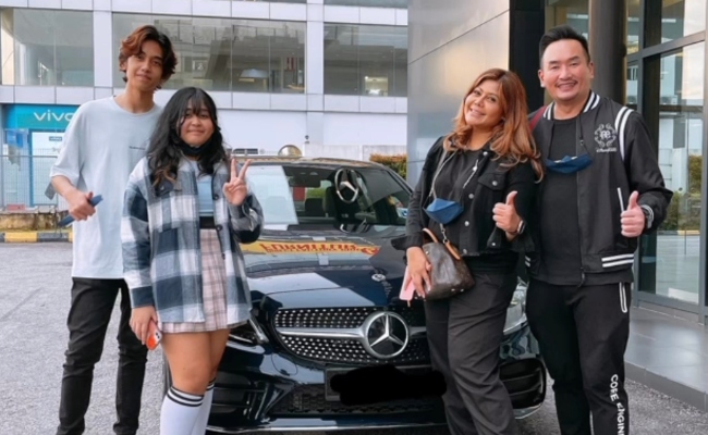 AC Mizal & Isteri Hadiahkan Anak Kereta Mercedes-Benz, Netizen Pesan Jaga Ibu Bapa Dengan Baik